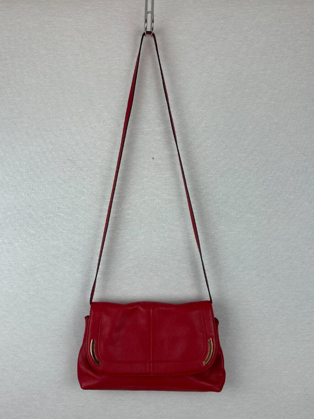 B MAKOWSKY RED LEATHER CROSSBODY BAG DISTINCTIVE LEOPARD PRINT INTEROR LINING